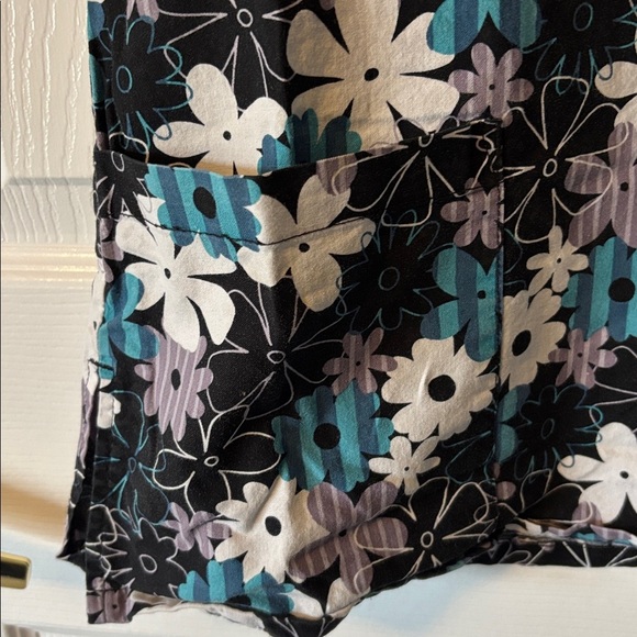 Floral Scrubs Top - Picture 4 of 5